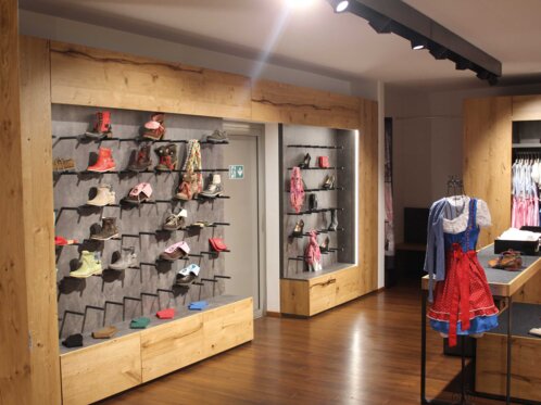 STOCKERPOINT TRADITIONAL FASHION